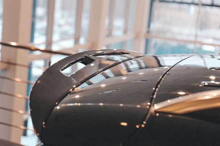 Về chất liệu, tất cả các bộ phận đều được cung ứng với 2 lựa chọn là carbon hoặc đá bazan. Do các nguyên liệu đã sẵn sàng, việc vận chuyển sẽ không kéo dài quá 10 ngày trong khi thời gian lắp đặt trọn gói chỉ khoang 8 giờ. Nhà độ ngoài ra cũng cam kết chất lượng với chế độ bảo hành 2 năm trên tất cả linh kiện lắp đặt.