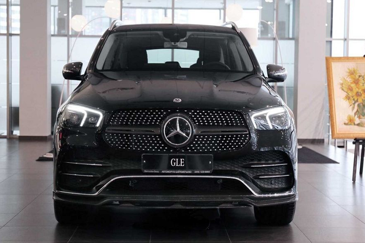 Trong khi khuôn mặt dữ dằn hơn với bộ chia gió mới, mặt sau của mẫu xe SUV Mercedes GLE được trang bị bộ khuếch tán thể thao và hệ ống xả tinh chỉnh.