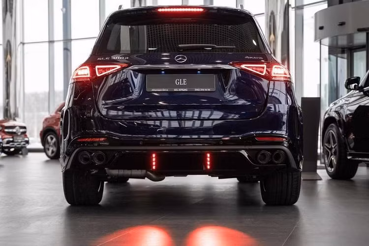 Ngoài ra, các nét nâng cấp ngoại thất còn đến từ tấm cánh gió và ngưỡng cửa mới cũng như bộ cản trước với kiểu thiết kế lạnh lùng hơn.