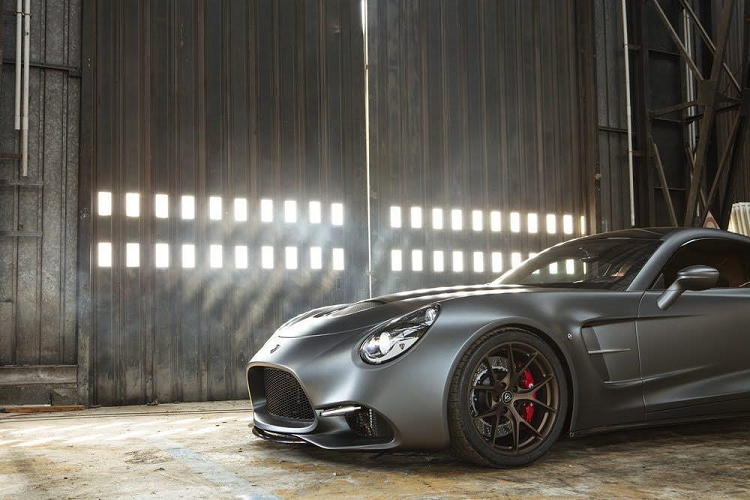 Thông qua kết nối internet, công ty có thể tung ra bản cập nhật và sửa lỗi tức thì cho bất kỳ mô-đun điều khiển điện tử nào trên xe. Do đó, tất cả các cài đặt có thể được thực hiện thông qua màn hình cảm ứng của xe hoặc một ứng dụng di động được cung cấp từ nhà sản xuất, hỗ trợ trực tuyến từ nhà máy trong trường hợp xảy ra trục trặc.