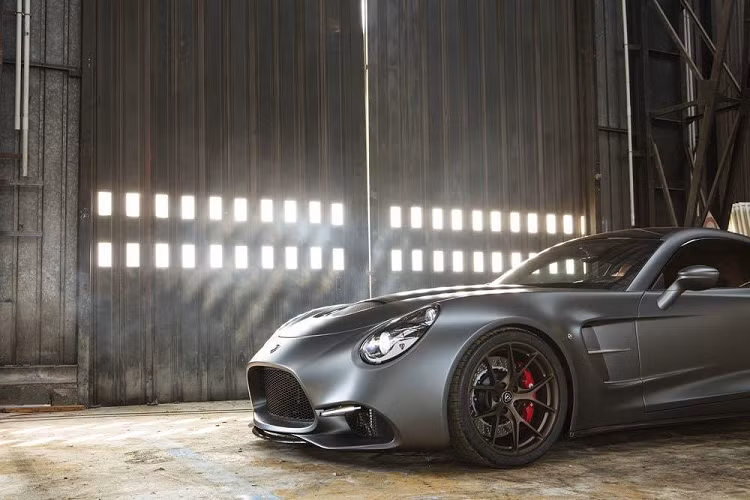 Thông qua kết nối internet, công ty có thể tung ra bản cập nhật và sửa lỗi tức thì cho bất kỳ mô-đun điều khiển điện tử nào trên xe. Do đó, tất cả các cài đặt có thể được thực hiện thông qua màn hình cảm ứng của xe hoặc một ứng dụng di động được cung cấp từ nhà sản xuất, hỗ trợ trực tuyến từ nhà máy trong trường hợp xảy ra trục trặc.