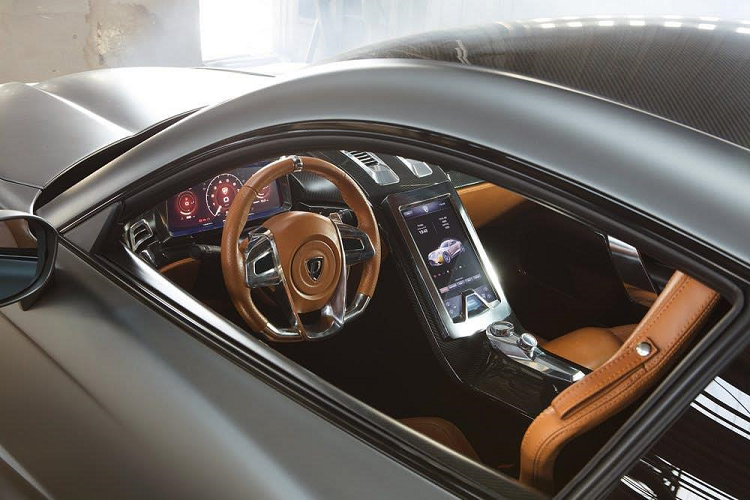 Nội thất của xe là một không gian rộng rãi, sang trọng với màn hình cảm ứng 10 inch, ghế ngồi thể thao được bọc da cao cấp, trần xe khá cao và khoảng để chân rộng rãi, phục vụ tốt cả những chủ xe có dáng người cao to.