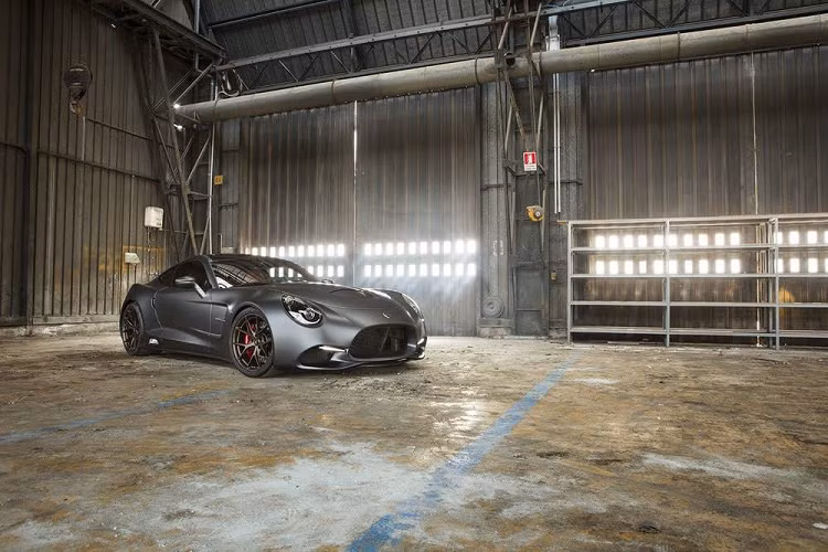 Xe sở hữu bộ khung carbon, động cơ siêu nạp V8 5.2L, 32 van. Khối động cơ được làm mát bằng chất lỏng, cho công suất tối đa 750 mã lực, mô-men xoắn cực đại 878 Nm. Động cơ điện trên xe bổ sung thêm 370 Nm mô-men xoắn và 215 mã lực ở mức cực đại. Động cơ điện này sẽ hoạt động để tăng sức mạnh tổng thể cho động cơ xe khi cần tăng tốc. Xe sử dụng hộp số tự động 7 cấp.