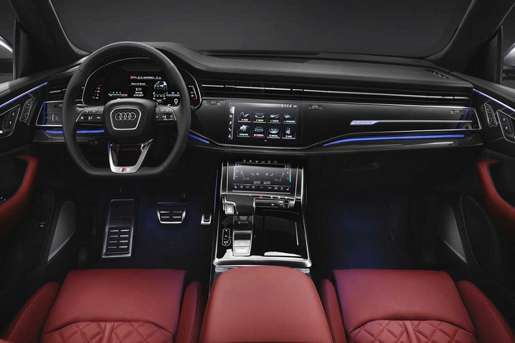 Audi SQ8 2020 có tùy chọn hệ thống lái 4 bánh cùng với vi sai thể thao và thanh chống lật hoạt động dựa trên cơ điện. Nội thất xe nổi bật với bàn đạp bằng thép không gỉ, vô lăng đáy phẳng, nẹp bước chân bằng nhôm, logo "S" chạm nổi, bọc da và Alcantara.