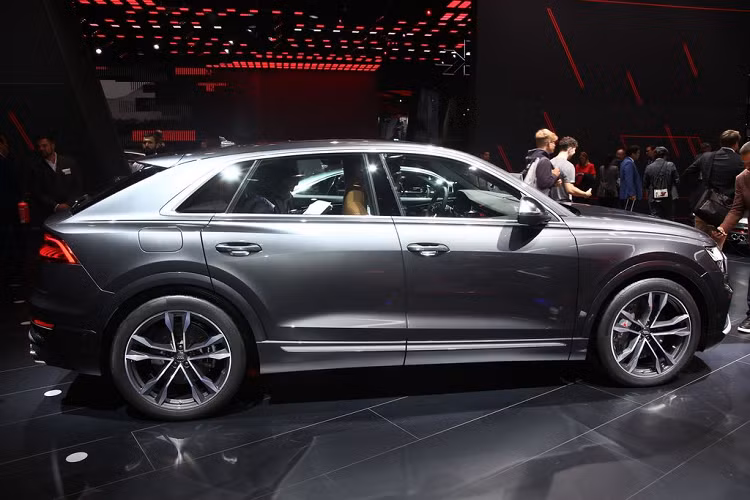 Bên ngoài, Audi SQ8 2020 sở hữu khá nhiều trang bị thể thao và nổi bật như hệ thống ống xả kép cho mỗi bên (tổng cộng 4 ống xả), bộ khuếch tán phía sau cỡ lớn, khe hút gió được thiết kế mạnh mẽ hơn, đĩa phanh gốm sợi carbon tiêu chuẩn.