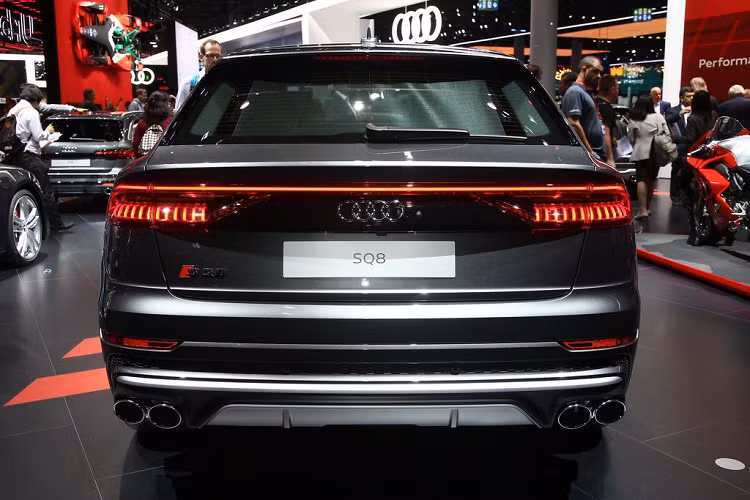 Audi SQ8 hoàn toàn mới được trang bị bộ mâm 5 chấu kép khoẻ khoắn và mạnh mẽ. Hệ thống treo khí nén thích ứng và hệ thống xử lý Drive Select của Audi, hệ dẫn động 4 bánh là một tuỳ chọn thêm cùng với hệ thống chống lật điện vơ và thể thao. Dải đèn hậu LED kéo dài, ống xả kép 2 bên cùng cản dưới thể thao là những điểm nhấn ở phần đuôi xe