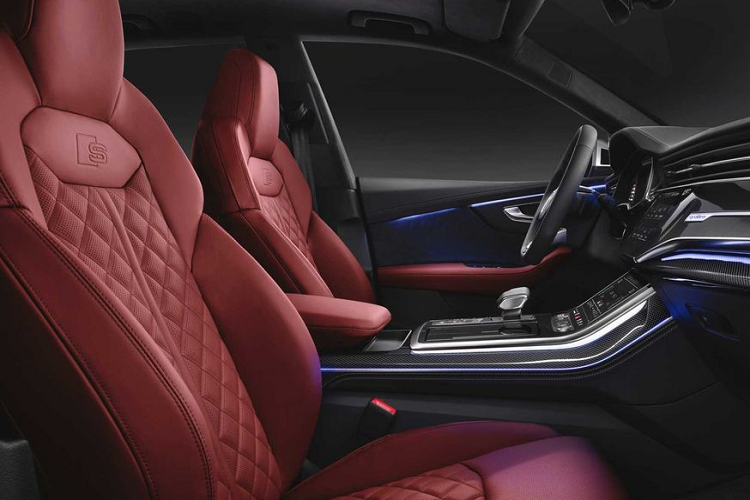 Bên cạnh đó, Audi cũng không quên khi trang bị trên SQ8 hệ thống giải trí MMI thế hệ mới cùng ba màn hình kích thước lớn (một trong số đó là cụm đồng hồ đo buồng lái áo Virtual Cockpit) cho hệ thống giải trí trung tâm.