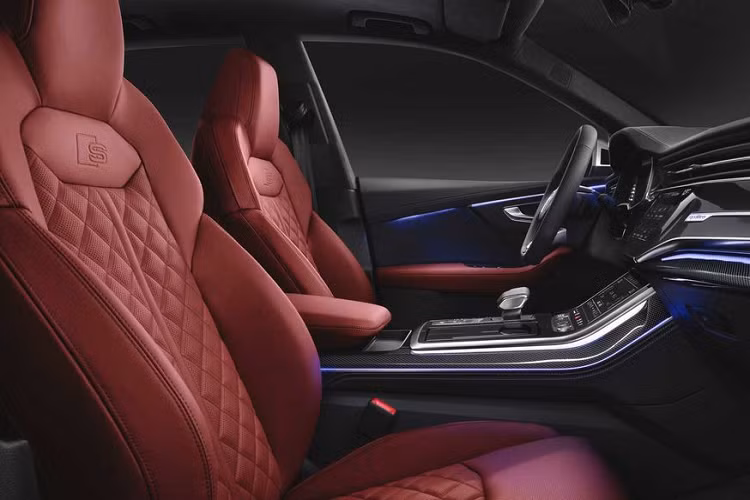 Bên cạnh đó, Audi cũng không quên khi trang bị trên SQ8 hệ thống giải trí MMI thế hệ mới cùng ba màn hình kích thước lớn (một trong số đó là cụm đồng hồ đo buồng lái áo Virtual Cockpit) cho hệ thống giải trí trung tâm.