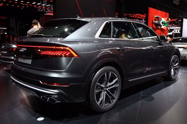 Với công suất 429 mã lực và mô-men xoắn 900 Nm, crossover sành điệu của Audi tăng tốc 0-100 km/h trong 4,8 giây. Mức tiêu hao nhiên liệu trung bình là 7,8 lít/100 km. Hãng xe Đức chưa công bố giá bán Audi SQ8 2020 cũng như thời điểm sẵn sàng trên thị trường của mẫu xe này.