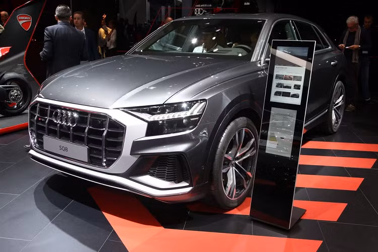 Hãng xe sang Audi được xem là một trong những thương hiệu tiên phong trong lĩnh vực điện hoá các phương tiện và sở hữu hàng loạt bằng sáng chế về công nghệ của tương lai - đó chính là xe điện. Mặc dù vậy, Audi vẫn đang sử dụng chúng trong tất cả các loại mô hình, bao gồm cả những mẫu hiệu suất cao như chiếc crossover thể thao Audi SQ8 2020 mới.