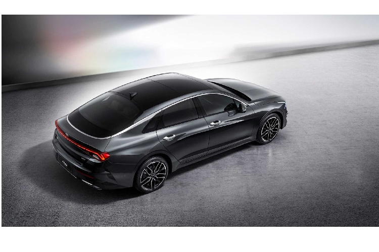 Kia Optima hoàn toàn mới đã được lột xác hoàn toàn về thiết kế. Dáng sedan của xe vuốt mái nghiêng như coupe (phong cách fastback). Tạo điểm nhấn cho phần cột C và mái nghiêng này là đường chrome chạy dài từ viền cửa sổ đến đuôi xe, tạo một đường vòng cung mượt mà. Ngoài ra, phía sau xe sở hữu cụm đèn hậu LED trải dài, cản sau thể thao với cụm ống xả kép cân đối. Dàn chân trên Optima mới sẽ có nhiều tùy chọn từ 16-19 inch, cùng nhiều thiết kế và kiểu sơn bánh mâm.