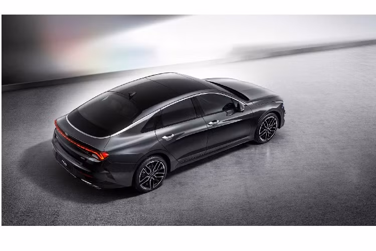 Kia Optima hoàn toàn mới đã được lột xác hoàn toàn về thiết kế. Dáng sedan của xe vuốt mái nghiêng như coupe (phong cách fastback). Tạo điểm nhấn cho phần cột C và mái nghiêng này là đường chrome chạy dài từ viền cửa sổ đến đuôi xe, tạo một đường vòng cung mượt mà. Ngoài ra, phía sau xe sở hữu cụm đèn hậu LED trải dài, cản sau thể thao với cụm ống xả kép cân đối. Dàn chân trên Optima mới sẽ có nhiều tùy chọn từ 16-19 inch, cùng nhiều thiết kế và kiểu sơn bánh mâm.