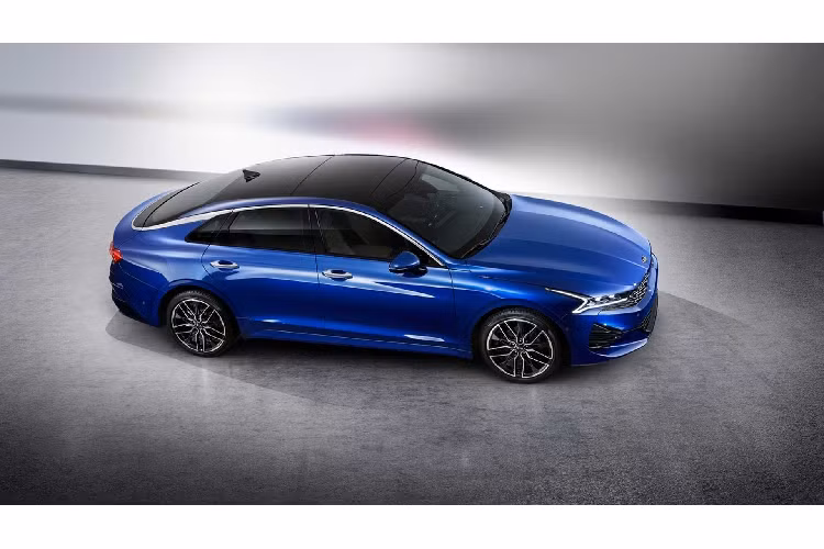 Kia cũng chia sẻ kích thước của Optima thế hệ mới đã dài thêm 50 mm, rộng thêm 25 mm và thấp xuống 20 mm. Theo đó, xe tương ứng D x R x C là 4905 x 1860 x 1445 mm. Trục cơ sở dài hơn 45 mm so với đời trước, với kích thước 2850 mm. Như đã đề cập, Kia Optima 2020 thiết kế theo phong cách fastback sedan với phần đuôi tạo dáng coupe. Do đó, phong cách này không chỉ giúp chiếc xe sang trọng hơn mà còn mở rộng không gian hành lý cho xe.