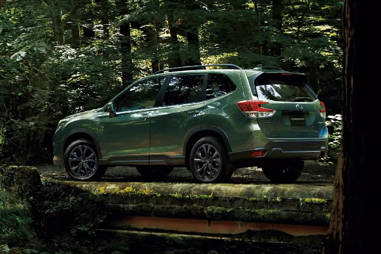 Trong khi đó, nội thất xe bao gồm ghế ngồi và táp-pi cửa đều được Subaru bọc chất liệu bọc chống thấm nước kết hợp vải/da tổng hợp kết hợp với đường chỉ khâu màu bạc giúp thêm nổi bật và tăng tính thẩm mỹ cho nội thất. Ngoài ra, Forester X-Edition đặc biệt còn được trang bị tấm lót sàn chống thấm nước.