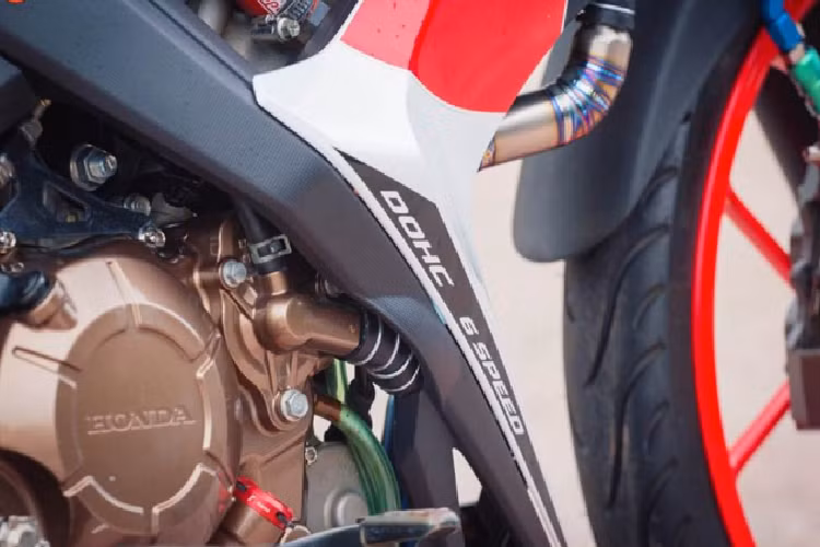 Nhấn nhá nhẹ nhàng cho phần lốc máy vàng đồng bằng một chú ốc nhớt Rizoma chính hãng do Ý sản xuất. Chi tiết cuối cùng là phuộc Nitron bình dầu rời, một sản phẩm đến từ Anh Quốc nổi tiếng với tông màu xanh riêng biệt khó nhằm lẫn với những sản phẩm khác, đem lại khả năng đàn hồi nhẹ nhàng và êm ái, chống sàng lắc khi vào cua ở tốc độ cao.