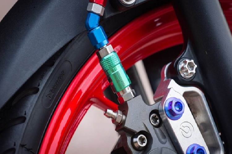 Phần ngắt dầu đỏ sẽ có giá tầm 9 triệu đồng và phiên bản xanh lá là 14 triệu chưa bao gồm chi phí dây dầu và các đầu bấm khác. Ở đây còn có heo dầu Brembo Billet 4 pis đối xứng giúp dàn chân trước to lớn hầm hố hơn, đi kèm cùng đĩa Braketech đây là phiên bản được sản xuất chuẩn size cho Sonic 150R độ sử dụng vô cùng hiếm hàng và có mức giá hơn 7 triệu đồng một cái.