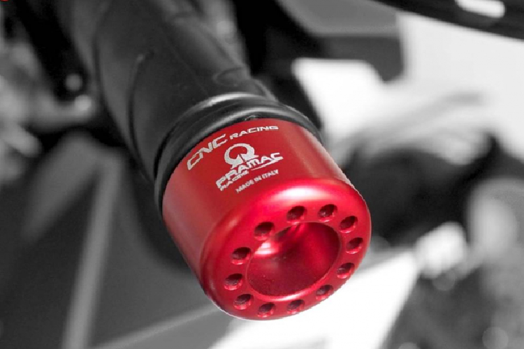 Ở giữa ghi đông là trợ lực trung tâm Ohlins có giá thành hơn 10 triệu đồng, giúp kiểm soát đầu xe tốt hơn không bị sàng lắc đầu xe khi chạy tốc độ cao. Đây là mẫu trợ lực đắt nhất hiện nay của thương hiệu Ohlins dành cho thị trường thương mại.