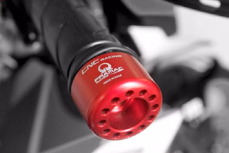 Ở giữa ghi đông là trợ lực trung tâm Ohlins có giá thành hơn 10 triệu đồng, giúp kiểm soát đầu xe tốt hơn không bị sàng lắc đầu xe khi chạy tốc độ cao. Đây là mẫu trợ lực đắt nhất hiện nay của thương hiệu Ohlins dành cho thị trường thương mại.