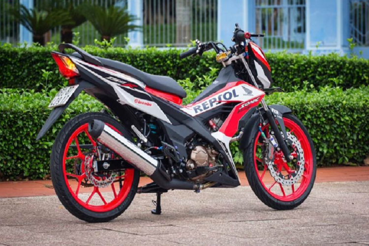 Đi sâu hơn về phần đồ chơi, thì ngay ghi đông phải ta sẽ có hình ảnh của cùm tay thắng Galespeed phiên bản chữ đỏ cao cấp nhất của thương hiệu đến từ Nhật Bản, đây là mẫu tay thắng đang rất hot trong thời điểm hiện nay sau khi các tay chơi đã nhàm chán với mẫu tay Brembo, đi kèm cùng bình dầu Valtermoto và ốc xả gió Staubli cho khả năng canh dầu thắng được nhanh và chuẩn hơn.