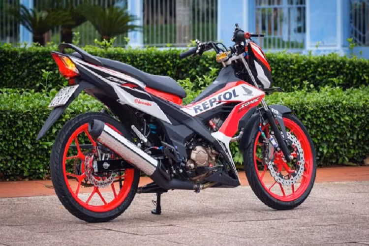 Đi sâu hơn về phần đồ chơi, thì ngay ghi đông phải ta sẽ có hình ảnh của cùm tay thắng Galespeed phiên bản chữ đỏ cao cấp nhất của thương hiệu đến từ Nhật Bản, đây là mẫu tay thắng đang rất hot trong thời điểm hiện nay sau khi các tay chơi đã nhàm chán với mẫu tay Brembo, đi kèm cùng bình dầu Valtermoto và ốc xả gió Staubli cho khả năng canh dầu thắng được nhanh và chuẩn hơn.