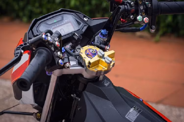 Nếu tính riêng giá trị của sợi dây dầu thôi đã tiêu tốn của chủ xe hơn 25 triệu đồng, phần giá trị của nó nằm ở 2 bộ ngắt dầu Staubli có thể tháo rời mà lượng dầu bên trên đường ống dẫn dầu được giữ nguyên khi ta tháo heo dầu ra, khi ráp lại vẫn không cần canh lại dầu vô cùng tiện lợi.