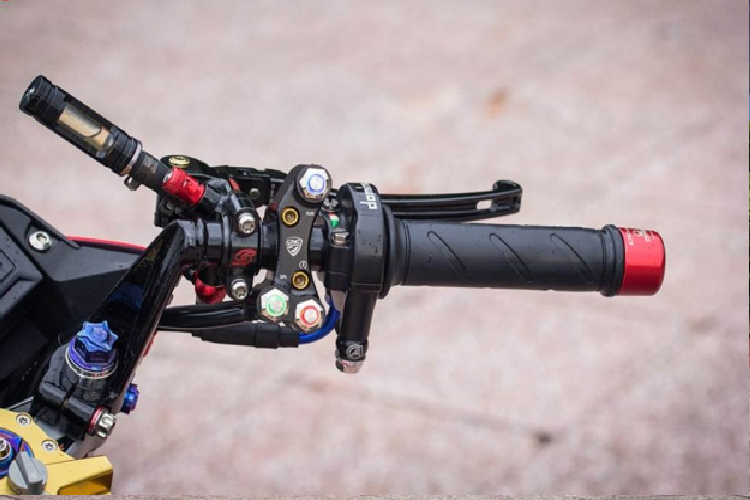 Về phía ghi đông trái thì ta bắt gặp cùm côn CRG GP và cặp gù Pramac CNC nguyên khối cực đẹp với những chi tiết nhỏ được xử lí vô cùng tinh tế do được nhập khẩu từ nước ngoài về.