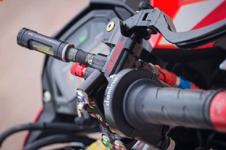 Để chiếc xe Honda Sonic độ khủng của mình thêm phần khác lạ thay vì hướng tới các mẫu cùm công tắc đang hot trên thị trường, chủ xe lại sử dụng cùm công tắc Pramac sử dụng cho các dòng xe nhà Ducati có giá thành hơn 8 triệu đồng một bên, tích hợp cùng các công tắc led sẽ làm ghi đông sáng hơn nổi bật hơn về đêm.