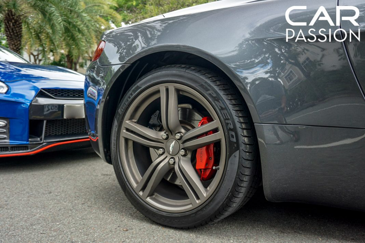 Bên cạnh đó, nhờ sở hữu khoảng sáng gầm xe cao nên việc di chuyển trên những con đường xấu dường như không phải là một trở ngại lớn với người lái. Bộ mâm 5 chấu kép được sơn màu nòng súng ấn tượng, bên trong là hệ thống phanh đĩa hiệu suất cao an toàn và cùm phanh cỡ lớn được sơn màu đỏ nổi bật