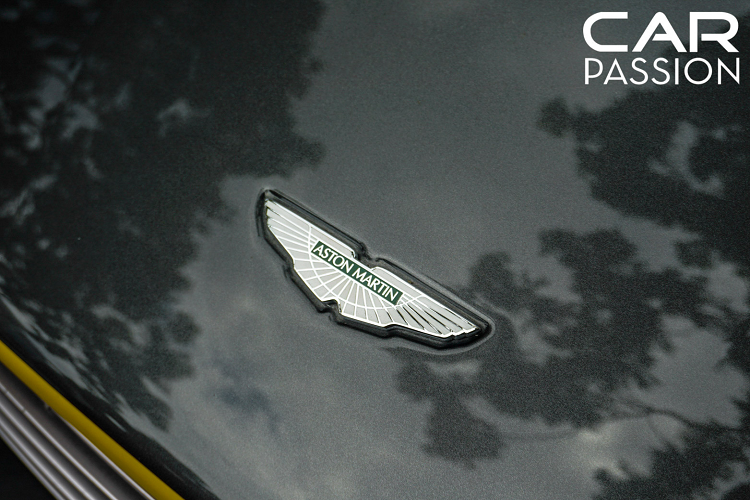 Tuy đã có tuổi đời hơn 10 năm nhưng chiếc Aston Martin V8 Vantage Roadster này vẫn giữ được ngoại hình vô cùng hút mắt, lớp sơn không cho thấy bất kì dấu hiệu nào của thời gian và vẫn giữ được độ bóng đáng kinh ngạc, xe sử dụng hệ thống đèn pha với hai bóng dạng halogen đời cũ nhưng vẫn hoạt động tốt và được chăm sóc thường xuyên.