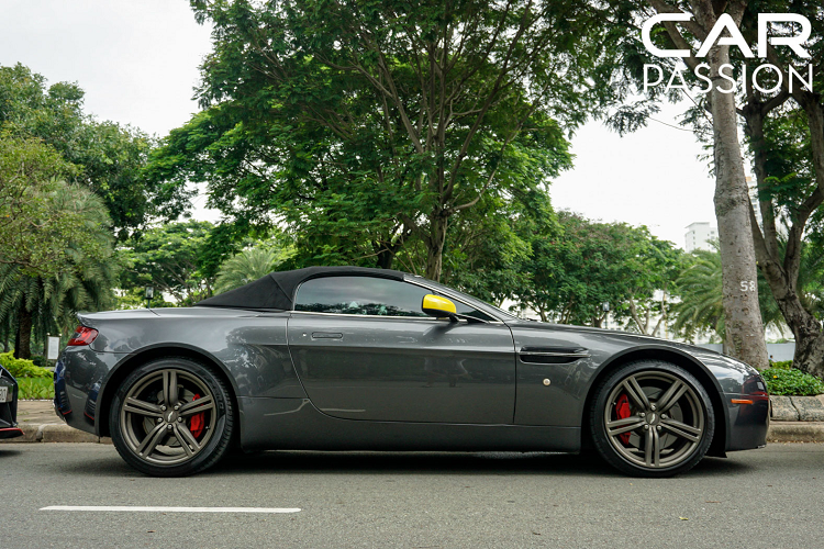 Tính đến nay chỉ có 3 chiếc Aston Martin V8 Vantage Roadster được đưa về nước, hai trong số đó hiện đang “cư trú” tại Sài Gòn bao gồm chiếc màu xám trong bài và một chiếc màu trắng. Chiếc còn lại sở hữu ngoại thất màu vàng nổi bật hiện đang đóng “hộ khẩu” tại thành phố biển Nha Trang.