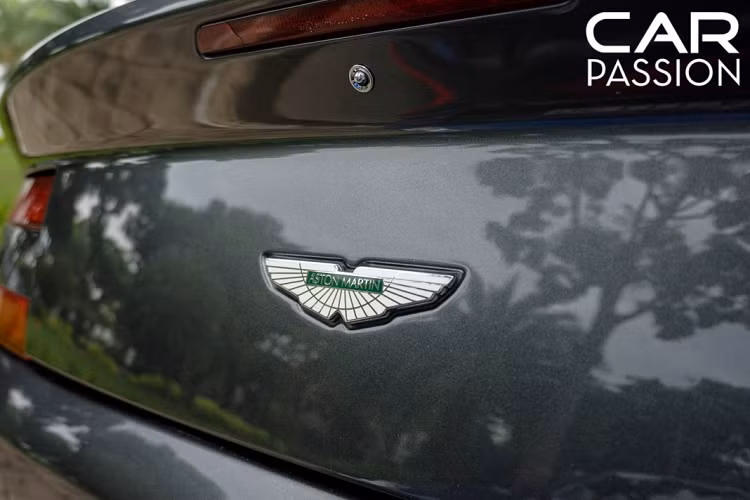 So với hai chiếc V8 Vantage Roadster còn lại tại thị trường Việt Nam thì đây là chiếc duy nhất sở hữu động cơ V8, dung tích 4.7 lít, hai chiếc còn lại thuộc đời 2007 nên chỉ sở hữu động cơ V8, dung tích 4.3 lít, điều này khiến mẫu xe mui trần trong bài trở thành chiếc “độc nhất vô nhị” tại Việt Nam.