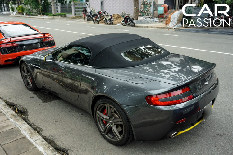 Phần đuôi xe có thiết kế đơn giản với hệ thống đèn hậu hình chữ V to bản, phía bên dưới là hệ thống ống xả được đặt đối xứng hai bên. Chủ nhân của mẫu xe mui trần này cũng rất chịu chi khi đã nâng cấp hệ thống ống xả nguyên bản sang hệ thống ống xả với âm thanh phát ra dữ dằn và có độ đanh hơn rất nhiều.