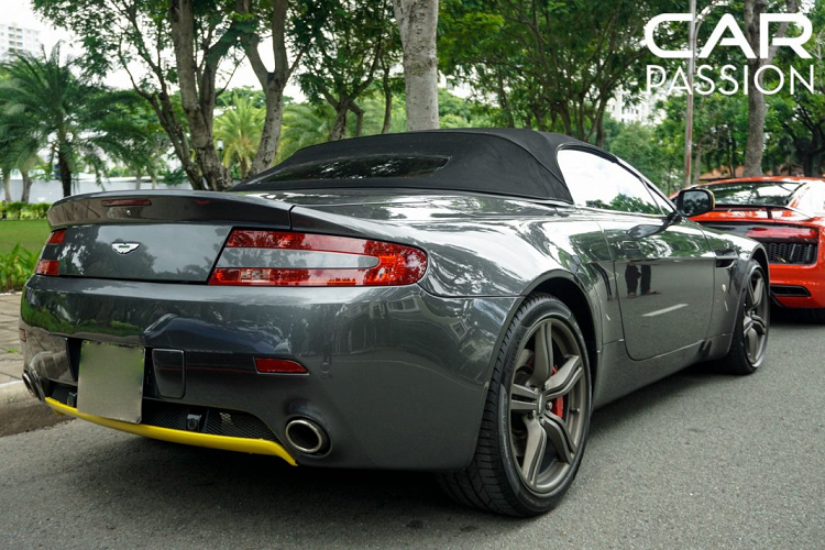 Xe sở hữu màu sơn xám cùng một số chi tiết màu vàng để làm tổng thể xe nổi bật hơn như viền lưới tản nhiệt, gương chiếu hậu và ốp đuôi sau xe được sơn vàng. Xe sử dụng hệ thống mui gập mềm được làm từ vải nỉ có màu đen. Phần mui của xe có thể hoạt động mặc dù xe đang chạy nhưng Aston Martin khuyến cáo người lái chỉ nên vận hành hệ thống mui khi xe đang chạy dưới 50 Km/h để tránh những hư hỏng không đáng có xảy ra.