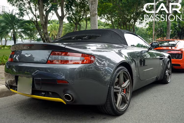 Xe sở hữu màu sơn xám cùng một số chi tiết màu vàng để làm tổng thể xe nổi bật hơn như viền lưới tản nhiệt, gương chiếu hậu và ốp đuôi sau xe được sơn vàng. Xe sử dụng hệ thống mui gập mềm được làm từ vải nỉ có màu đen. Phần mui của xe có thể hoạt động mặc dù xe đang chạy nhưng Aston Martin khuyến cáo người lái chỉ nên vận hành hệ thống mui khi xe đang chạy dưới 50 Km/h để tránh những hư hỏng không đáng có xảy ra.