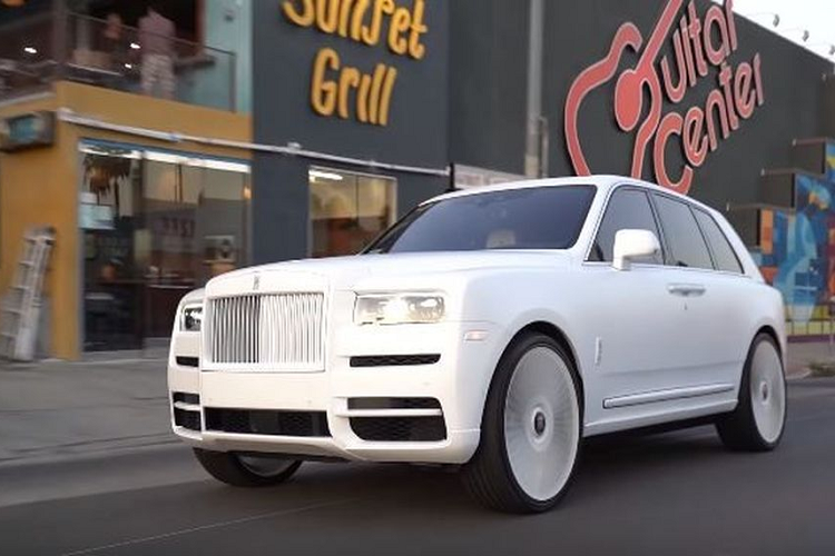 Ban đầu, chiếc SUV siêu sang Rolls-Royce Cullinan trong bài viết này mang màu xám truyền thống ở ngoại thất.