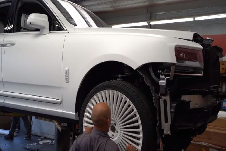 Ngoài sở hữu trong mình lớp sơn "trắng từ đầu tới chân", bản độ Rolls-Royce Cullinan này còn được chủ nhân trang bị bộ vành siêu khủng từ nhãn hiệu Forgiato hoàn toàn mới với kích thước lên tới 26 inch.