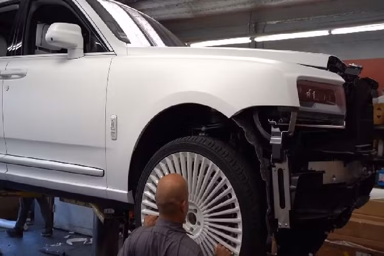 Ngoài sở hữu trong mình lớp sơn "trắng từ đầu tới chân", bản độ Rolls-Royce Cullinan này còn được chủ nhân trang bị bộ vành siêu khủng từ nhãn hiệu Forgiato hoàn toàn mới với kích thước lên tới 26 inch.