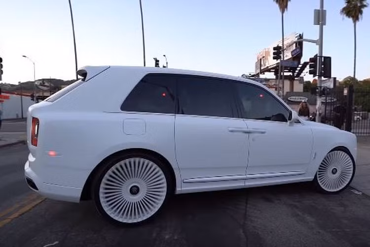 Không chỉ mang trong mình lớp áo màu trắng xoá, chiếc Cullinan này cũng sở hữu không gian nội thất với tông màu trắng satin và đen làm chủ đạo. Ngoài ra, các trang bị tiện nghi, trang bị an toàn và động cơ khác trên xe đều được giữ nguyên bản.