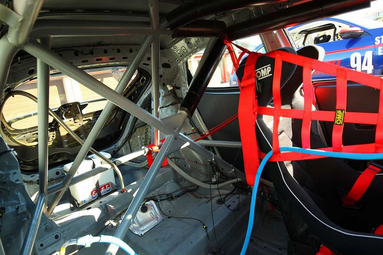 Bên trong khoang lái, Type R TC đi kèm với một bộ khung lồng chống lật, hệ thống chống cháy, ghế đua thể thao OMP với đai an toàn 6 điểm.