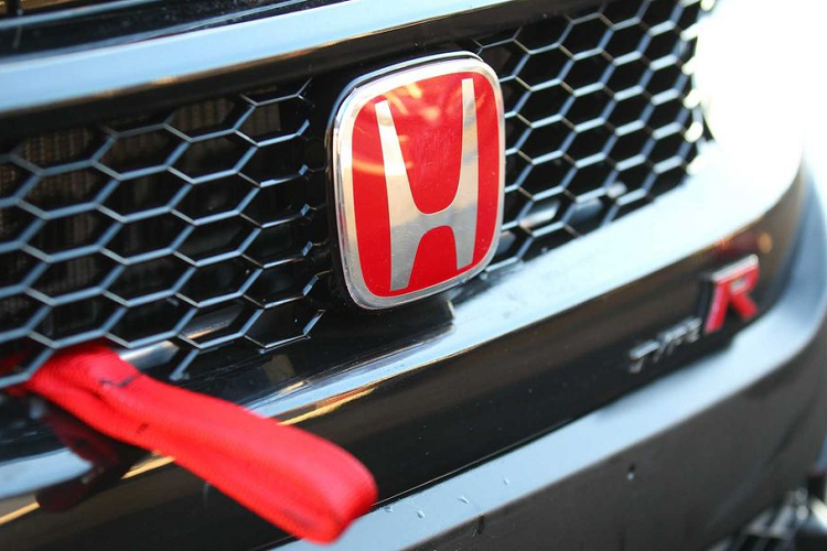 Xe đã trang bị thêm bộ vi sai chống trượt giúp người lái “xử đẹp” những khúc cua khó. Cuối cùng, bình xăng 60 lít tiêu chuẩn FIA bổ sung cũng xứng đáng được nêu tên.