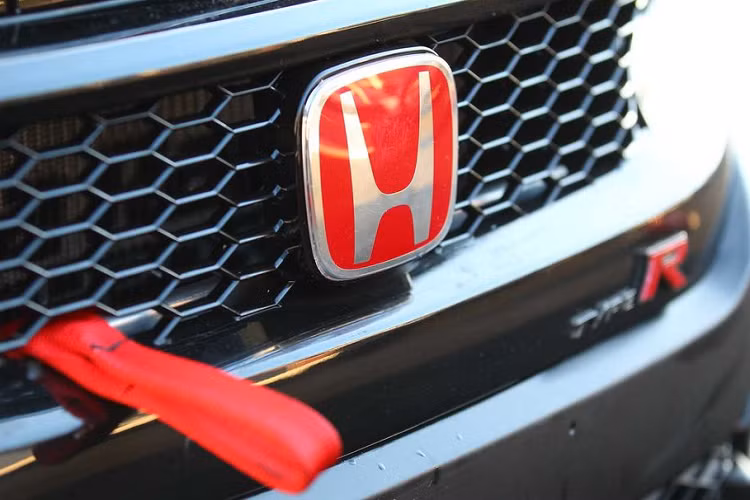 Xe đã trang bị thêm bộ vi sai chống trượt giúp người lái “xử đẹp” những khúc cua khó. Cuối cùng, bình xăng 60 lít tiêu chuẩn FIA bổ sung cũng xứng đáng được nêu tên.