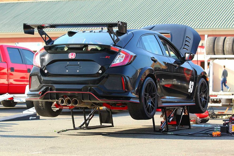 Đầu tiên, CTR TC xuất hiện với một tấm lưới gió mới cùng hệ thống làm mát được tinh chỉnh, cho hiệu năng vận hành bền bỉ hơn. Nâng cấp mặt sau đến từ hệ thống ống xả mới, cho khả năng thoát khí tốt hơn.