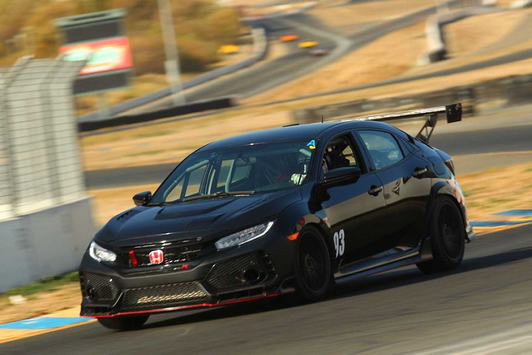 Về tổng quan, mẫu xe thể thao Honda Civic Type R TC được bộ phận Phát triển Hiệu năng của Honda (HPD) xây dựng trên nền tảng chiếc Civic Type R (CTR) sẵn có và một số bộ phận nâng cấp để sẵn sàng “thử lửa” tại những đường chạy khốc liệt nhất.