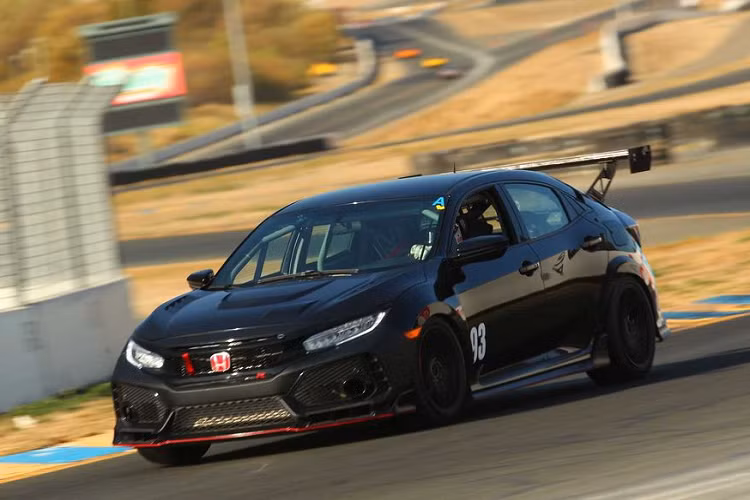 Về tổng quan, mẫu xe thể thao Honda Civic Type R TC được bộ phận Phát triển Hiệu năng của Honda (HPD) xây dựng trên nền tảng chiếc Civic Type R (CTR) sẵn có và một số bộ phận nâng cấp để sẵn sàng “thử lửa” tại những đường chạy khốc liệt nhất.