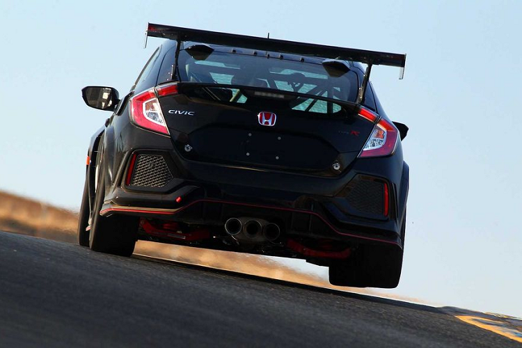 Hiện tại, mức giá bán Civic Type R được Honda đưa ra là 89.900 USD (tương đương hơn 2 tỷ VNĐ). Dành cho những khách hàng có bằng lái xe đua, HPD còn cung cấp chương trình Honda Racing Line với dịch vụ hỗ trợ kĩ thuật, theo dõi phụ tùng – phụ kiện trong suốt hoạt động của sự kiện. Ngoài ra, đội ngũ kĩ thuật sẽ luôn hỗ trợ khách hàng cả khi không tham gia thi đấu.