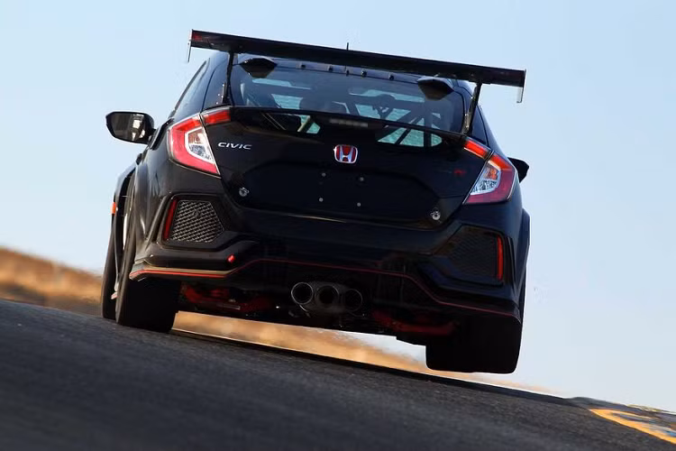 Hiện tại, mức giá bán Civic Type R được Honda đưa ra là 89.900 USD (tương đương hơn 2 tỷ VNĐ). Dành cho những khách hàng có bằng lái xe đua, HPD còn cung cấp chương trình Honda Racing Line với dịch vụ hỗ trợ kĩ thuật, theo dõi phụ tùng – phụ kiện trong suốt hoạt động của sự kiện. Ngoài ra, đội ngũ kĩ thuật sẽ luôn hỗ trợ khách hàng cả khi không tham gia thi đấu.
