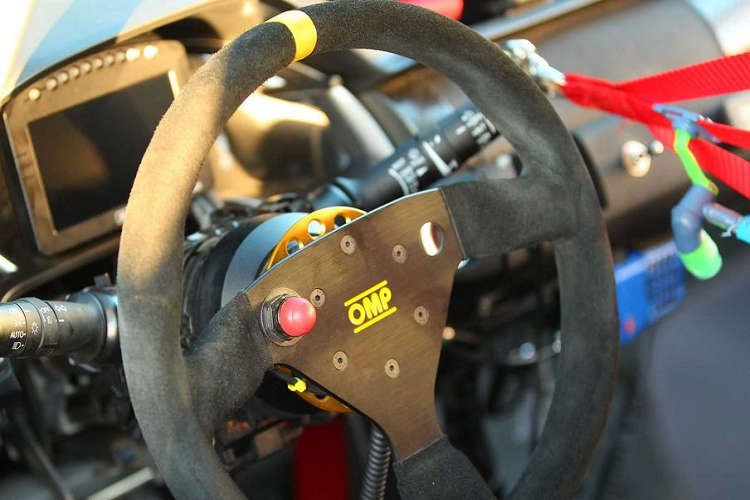 Và tương tự như chiếc Civic Type R thường, xe được trang bị hộp số sàn 6 cấp với cấp số 3 và 4 mạnh mẽ hơn sau tác động từ HPD.