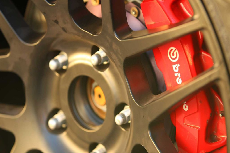 Trong khi khoang động cơ được làm mát nhiều hơn bởi một tấm lưới mới, cụm đĩa phanh 2 mảnh đằng trước sẽ giữ được nhiệt độ ổn định nhờ luồng gió từ các ống dẫn tại mặt trước của xe. Nắp capo của xe được làm tỉ mỉ từ sợi thủy tinh.