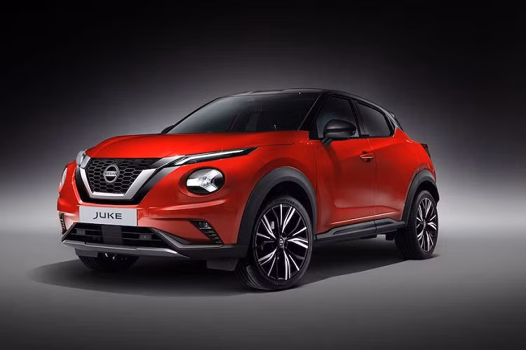 10 năm sau khi thế hệ Juke đầu tiên đã "gây sốc" Thế giới xe bởi thiết kế độc đáo của mình, dòng xe này đã chính thức bước sang đời thứ 2. Được hứa hẹn sẽ vượt trội hơn phiên bản cũ về mọi mặt, Nissan Juke 2020 mới vẫn có kiểu dáng khác biệt so với các mẫu crossover cỡ nhỏ trên thị trường, nhưng đã dựa trên cơ sở nền tảng chassis CMF-B mới nhất của liên minh Renault-Nissan với nhiều ưu điểm vượt trội.