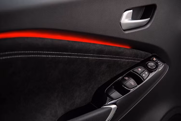 Theo Nissan, hãng đã có thể nới khoảng đầu gối dành cho người ngồi hàng ghế sau thêm 58mm, cùng với khoảng trần 11m. Trong khi đó, thể tích khoang hành lý của Juke 2020 đã tăng thêm 20%, nay đạt 422l. Không còn vẻ ngoài cục mịch như thế hệ đầu tiên, nội thất của Juke mới đã thanh thoát và năng động hơn với bảng táp-lô thoáng tích hợp màn hình hệ thống giải trí đặt thẳng, vô-lăng thể thao vát đáy phẳng và bảng điều khiển trung tâm chỉ còn vài cụm nút bấm điều hoà.